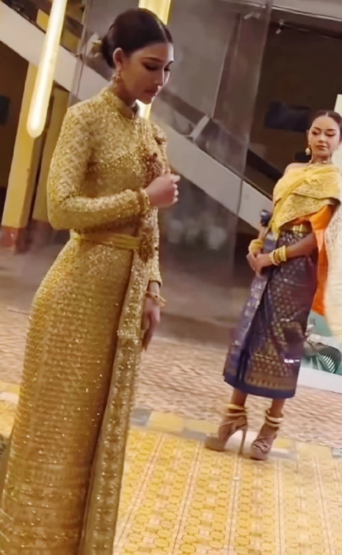 ซ้าย นางงามไทย - ขวา นางงามเขมร