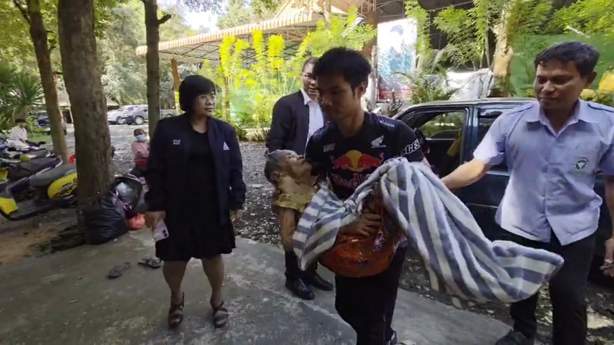 บีบหัวใจลูกหลาน.. อุ้ม "ย่าทวด" อายุ 103 ปี อพยพหนี เหตุปะทะ "ไทย - กัมพูชา"