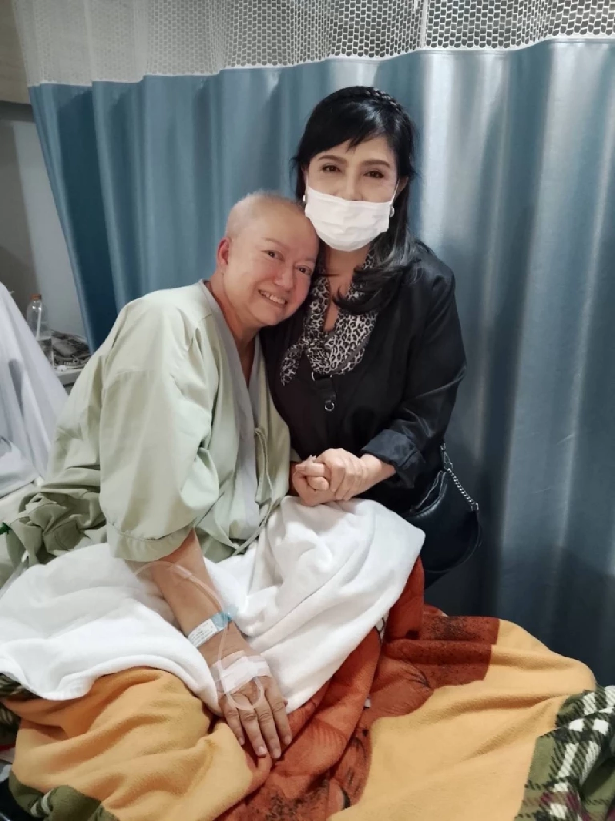 "แหม่ม อลิษา" ผ่าตัดมะเร็งร้าย "จุ๋ม อุทุมพร" รุดเยี่ยม กอดคอร้องไห้ ยัน!น้องใจสู้มาก
