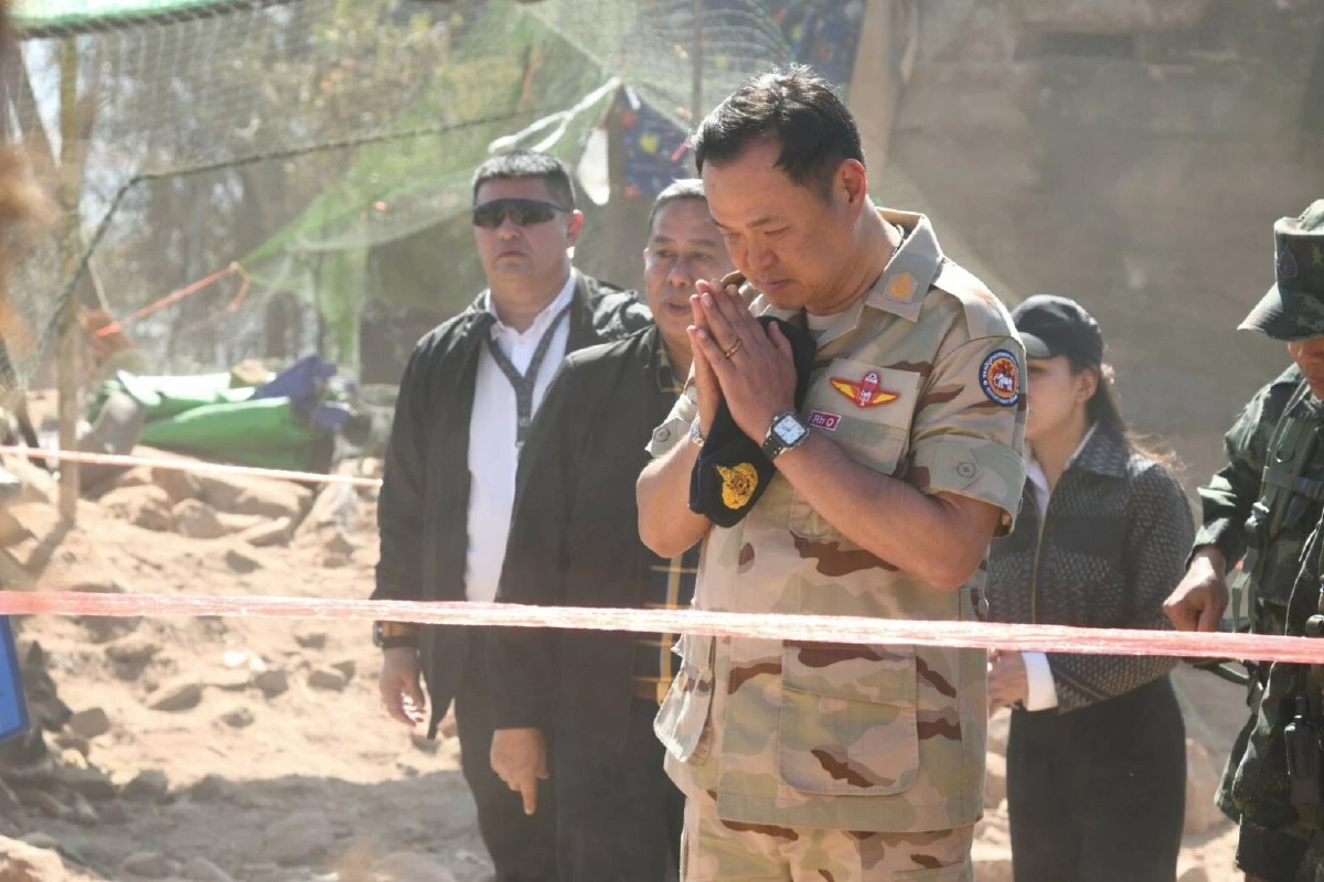 "อนุทิน" ขึ้นปราสาทตาควาย-เนิน 350 ยกมือไหว้เคารพจุดวีรชนพลีชีพ