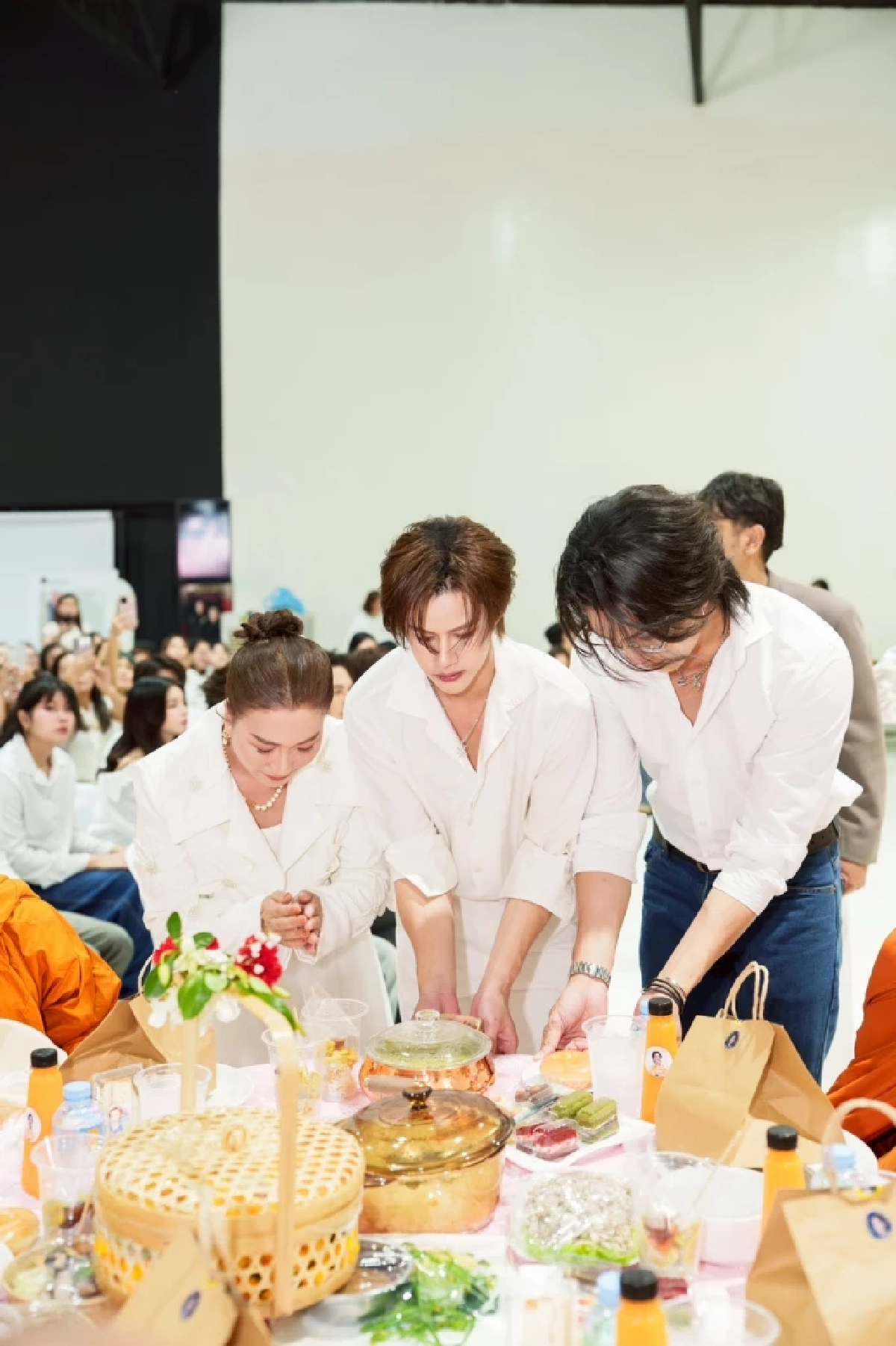 อีเวนท์บุญ–คอนเสิร์ต "Flow of Merit 2025" แฟนคลับทะลัก ลุ้นโชค–เต้นสนั่นทั้งฮอลล์