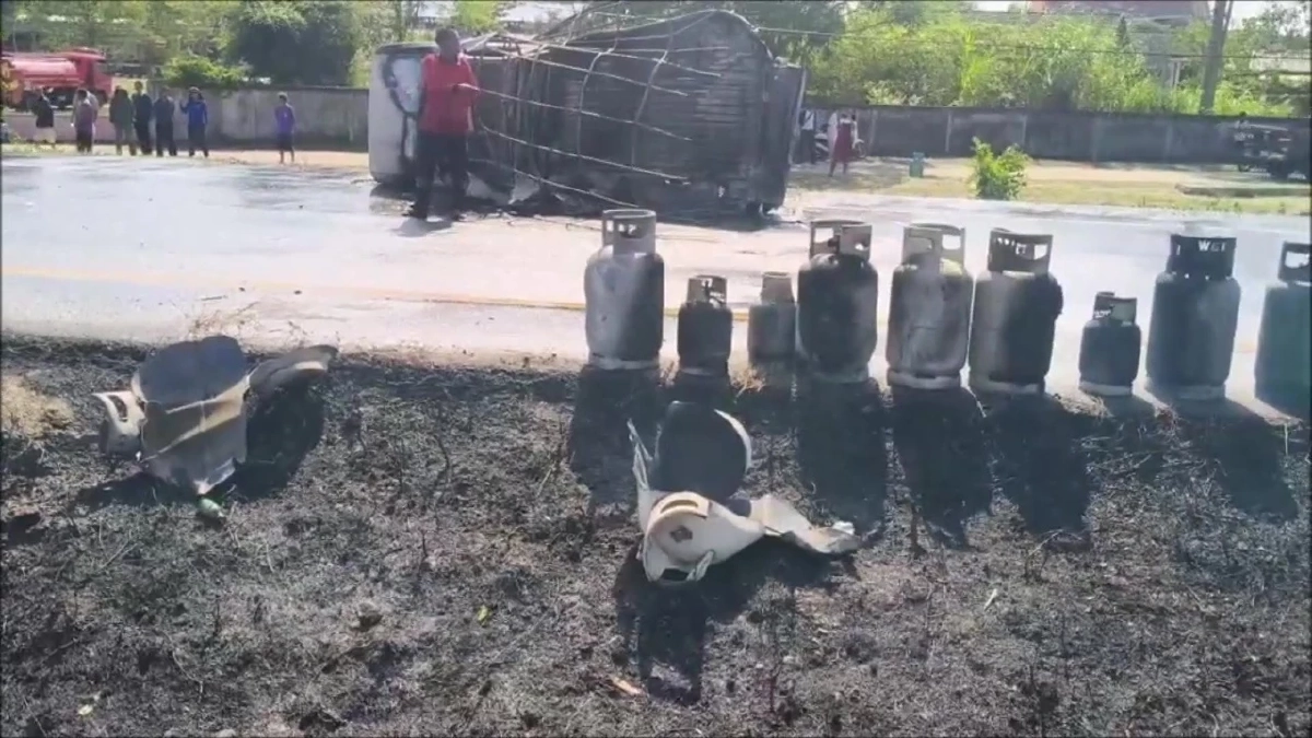 ระทึก! รถบรรทุก ถังแก๊สหุงต้ม ยางแตกพลิกคว่ำ ไฟลุกท่วมทั้งคัน