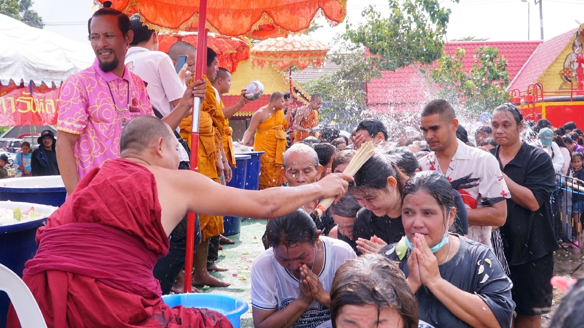 ส่องเลขธูป งานพิธีอาบน้ำมนต์ "รัตนมาลา" หลวงพ่อดุสิต วัดพระลอย