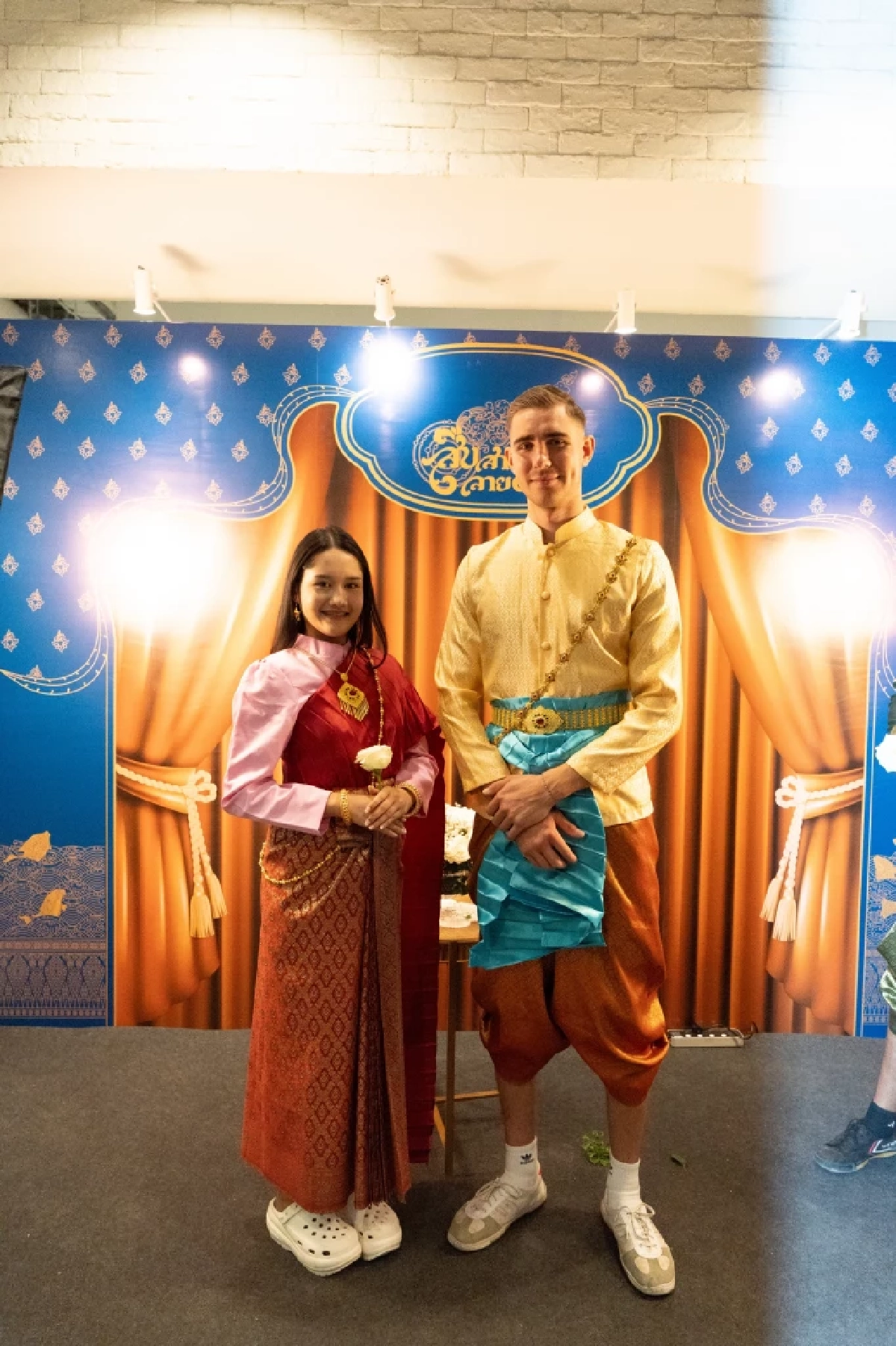 BMN เชิญชวนชื่นชมภาพวาดลายรดน้ำจากฝีมือเยาวชนไทย ณ MRT พหลโยธิน