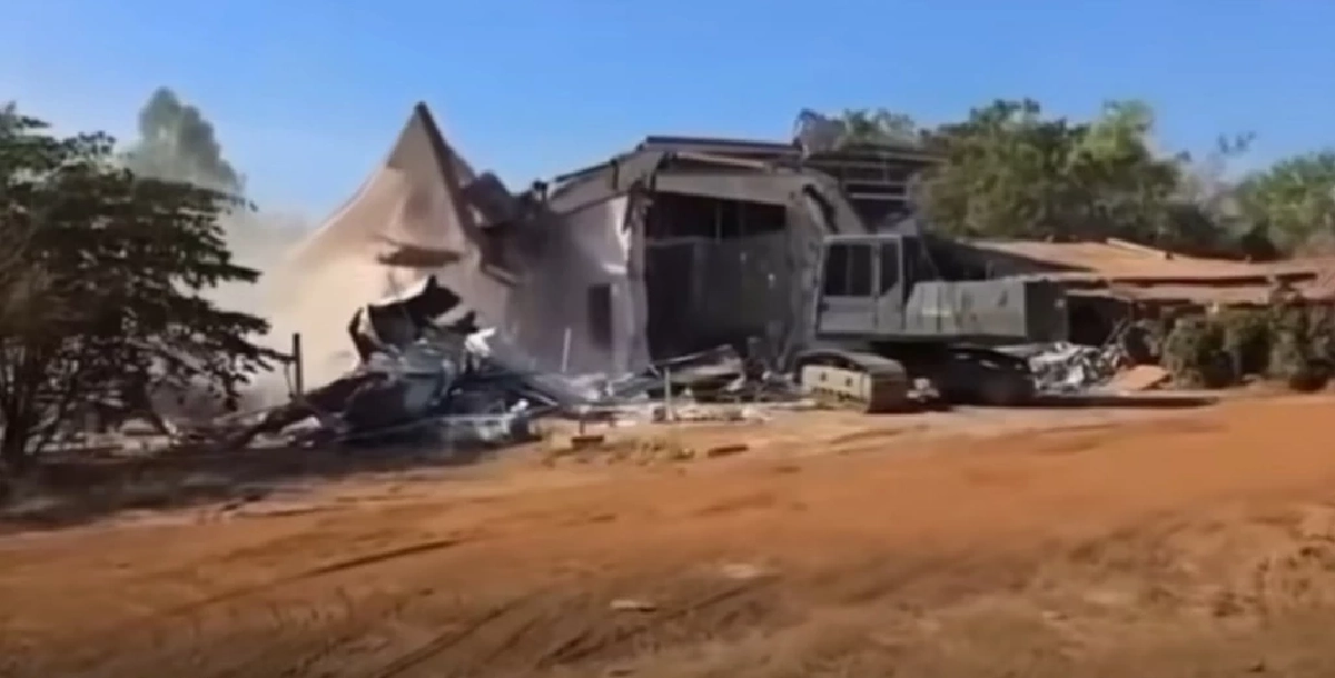 ของขวัญปีใหม่คนไทย ทหารรื้อบ้าน "กำนันลี" ทหารกัมพูชา เหลือแต่ซาก