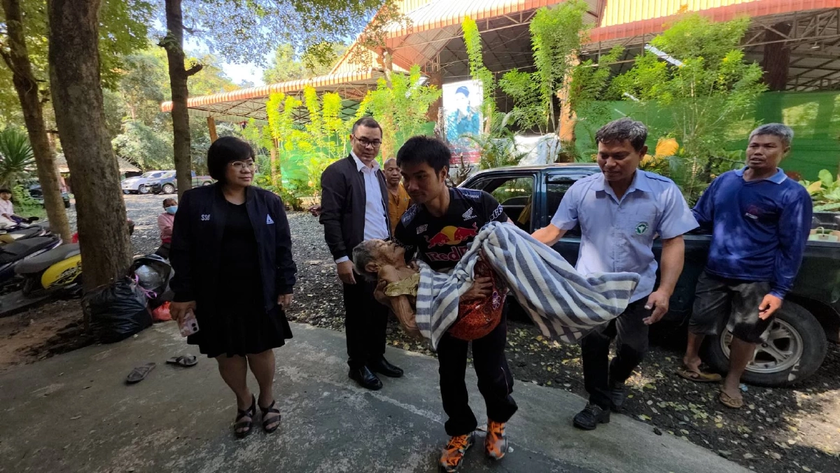 บีบหัวใจลูกหลาน.. อุ้ม "ย่าทวด" อายุ 103 ปี อพยพหนี เหตุปะทะ "ไทย - กัมพูชา"