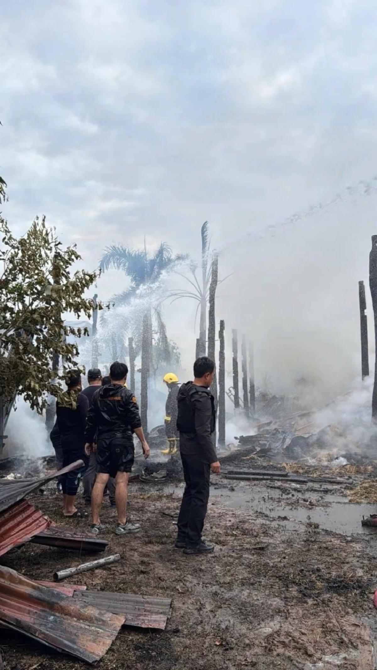 เปิดภาพเสียหาย 'เขมรยิงจรวด BM-21' ตกใส่บ้านเรือน ทำ ตร.เจ็บ ชาวบ้านเจ็บ 5 ขาขาด