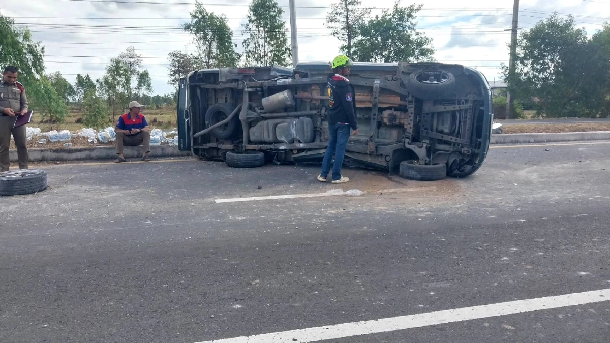 รถขนสิ่งของบริจาค ไปส่งศูนย์อพยพ ยางแตกพลิกคว่ำ เทกระจาดเกลื่อนถนน