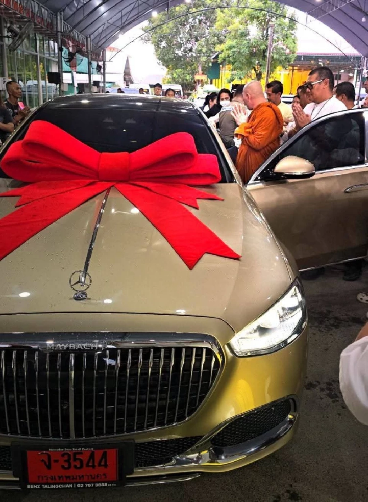 คอหวยส่องเลขทะเบียนรถหรูคันใหม่ “หลวงปู่ศิลา” มูลค่ากว่า 12 ล้าน