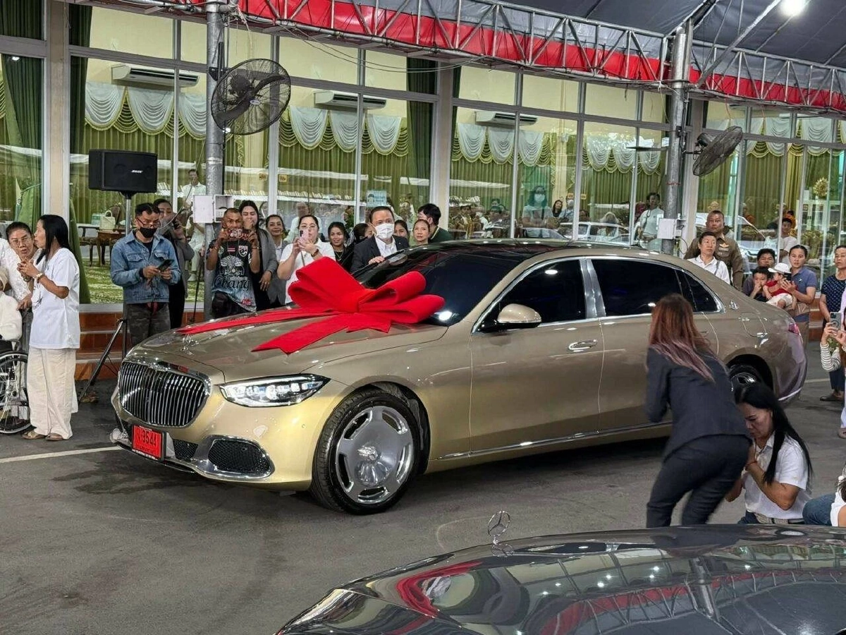 คอหวยส่องเลขทะเบียนรถหรูคันใหม่ “หลวงปู่ศิลา” มูลค่ากว่า 12 ล้าน