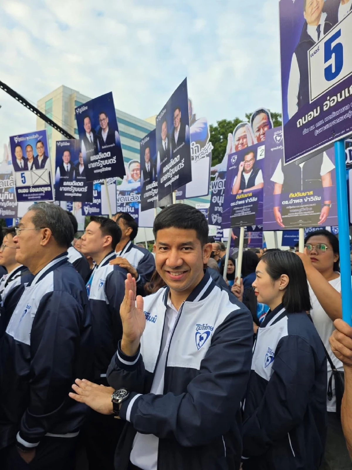 เปิดวาร์ป "ครูพริมมี่" หนุ่มหน้าใส ดีกรีอดีตคณะทำงาน รมต. สู่ศึกชิงเก้าอี้ สส.กทม.