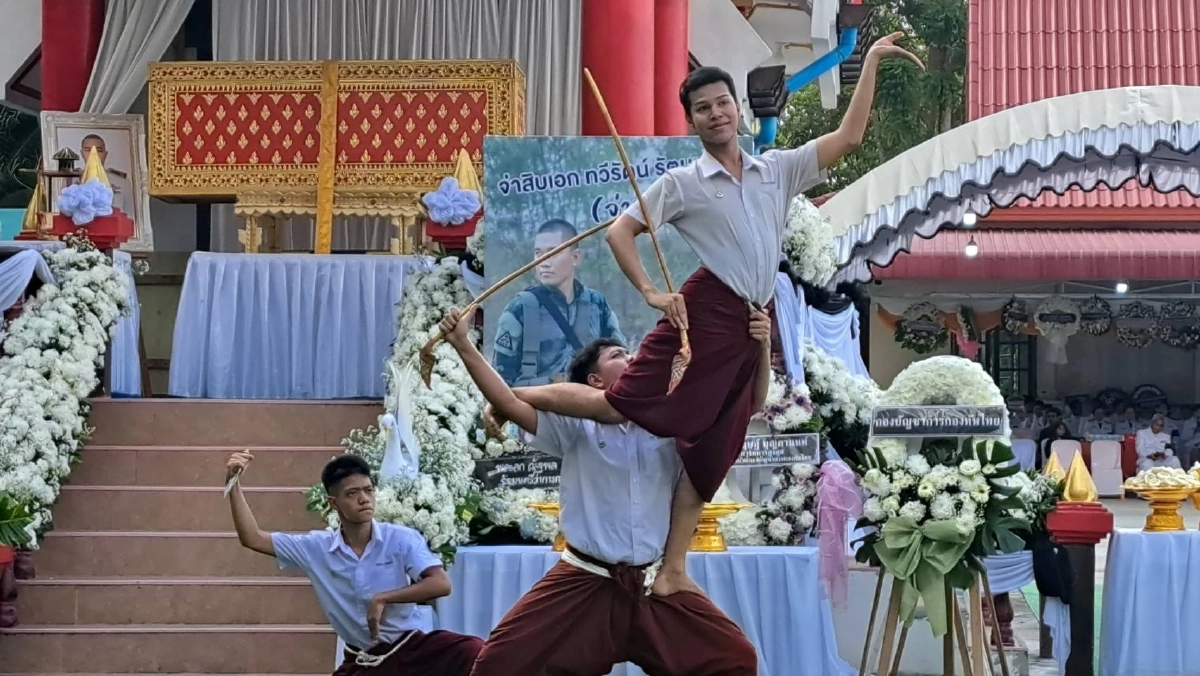 รถบัส วิทยาลัยนาฏศิลปนครศรีธรรมราช ชนรถพ่วง โชว์สปิริต แสดงโขน หน้าเมรุ "จ่าแซม"