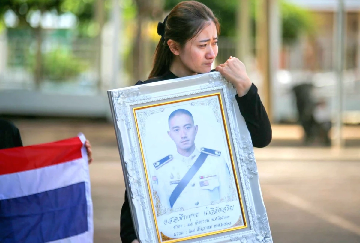 สุดกลั้น "เมีย-ลูก" กอดกันรับร่าง "จ่าคิว" ทหารกล้ารายสุดท้ายก่อนหยุดยิง