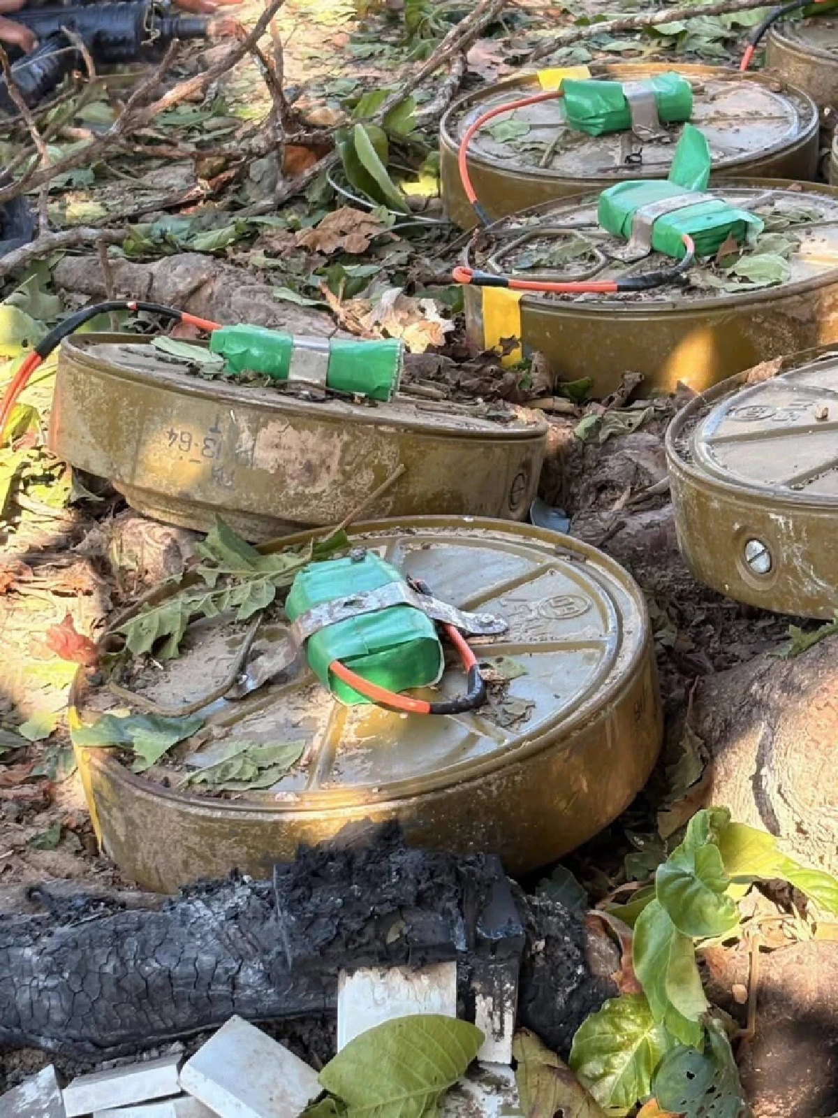 ทร.เคลียร์พื้นที่บ้านสามหลัง เปิดลิสต์หลักฐาน คลังเก็บทุ่นระเบิด-เอกสาร