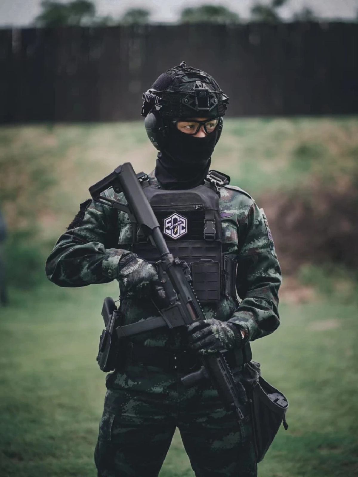 "ผู้หมู่เอสโซ่" ทหารหมวกแดง LGBTQ ชูสองนิ้ว อัปเดตอาการบาดเจ็บ