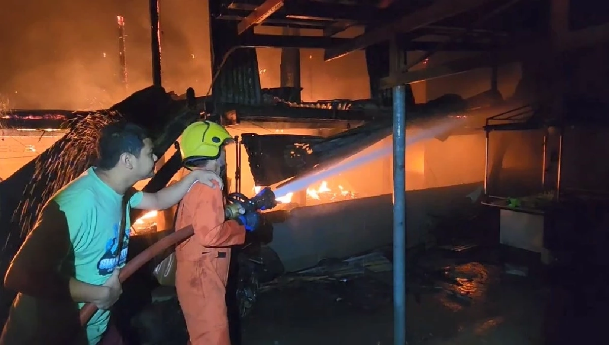 ไฟไหม้บ้าน ภายในชุมชนต้นสตือ เผาวอด 2 หลัง สลด แมว 24 ตัว หนีไม่ทัน