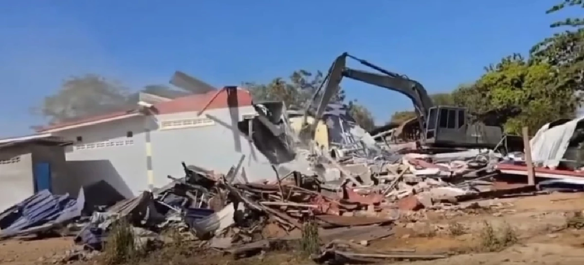 ของขวัญปีใหม่คนไทย ทหารรื้อบ้าน "กำนันลี" ทหารกัมพูชา เหลือแต่ซาก