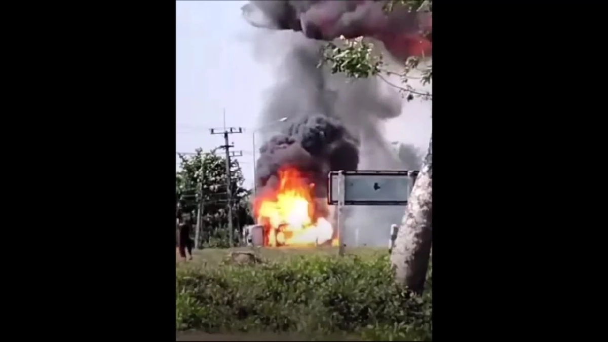 ระทึก! รถบรรทุก ถังแก๊สหุงต้ม ยางแตกพลิกคว่ำ ไฟลุกท่วมทั้งคัน