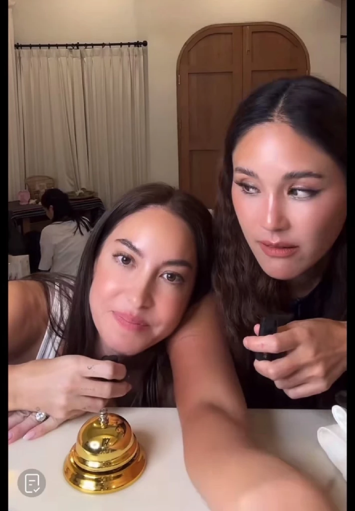 "โอซา แวง" ไลฟ์สด อดีตเพื่อนรัก "นานา" 7 ปีก่อน รู้นานแล้ว เหตุผลไม่คุยกัน 2 ปี