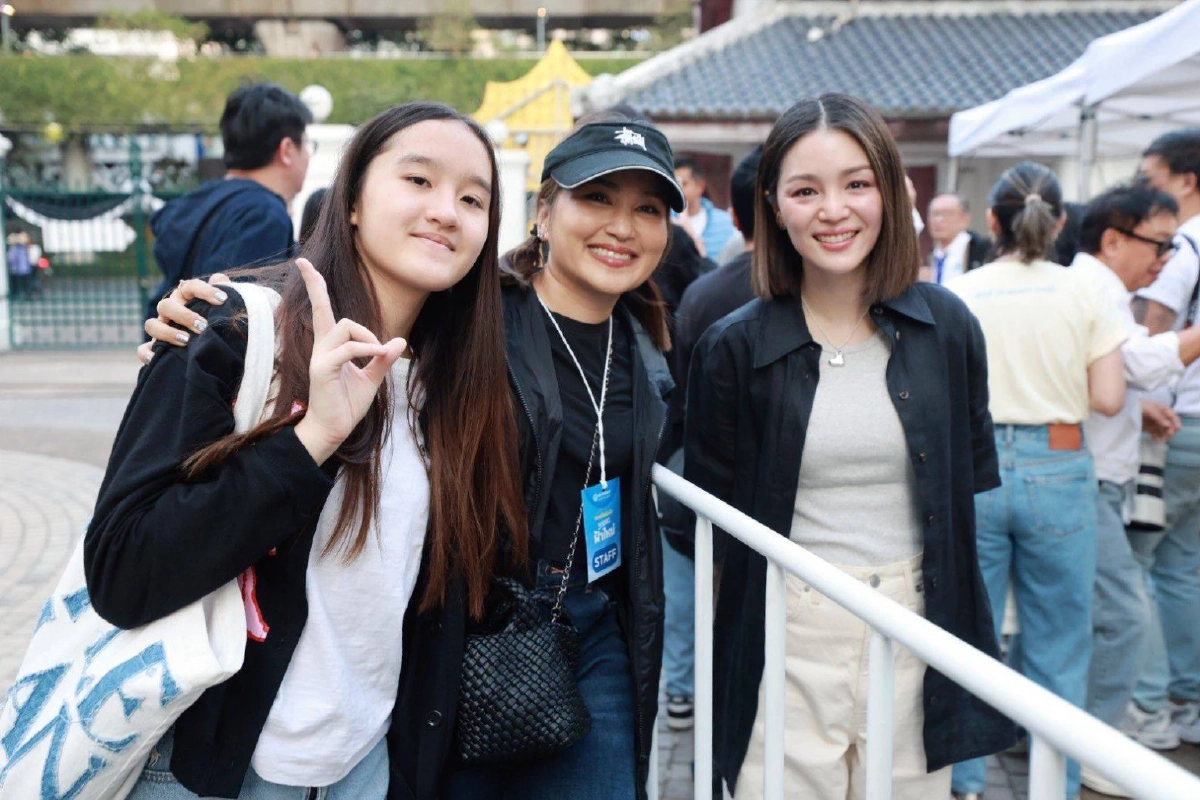 ''อภิสิทธิ์'' ยินดีรับ ''มาดามเดียร์'' คัมแบ็กพรรคประชาธิปัตย์