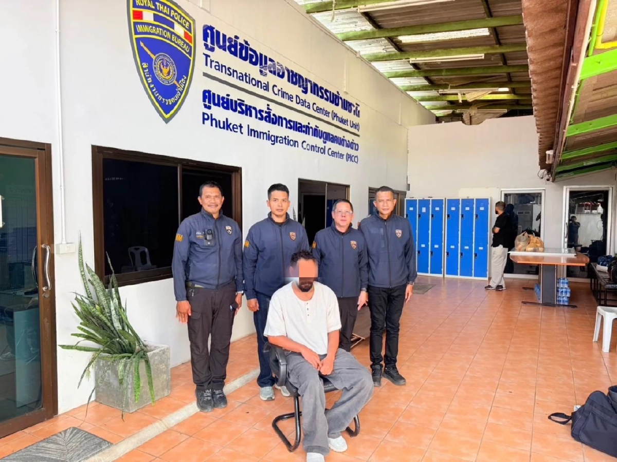 ไม่รอด! รวบต่างชาติโชว์ กินบวบ ริมถนนป่าตอง ตม.สั่งปรับ 5 พัน เพิกถอนวีซ่า