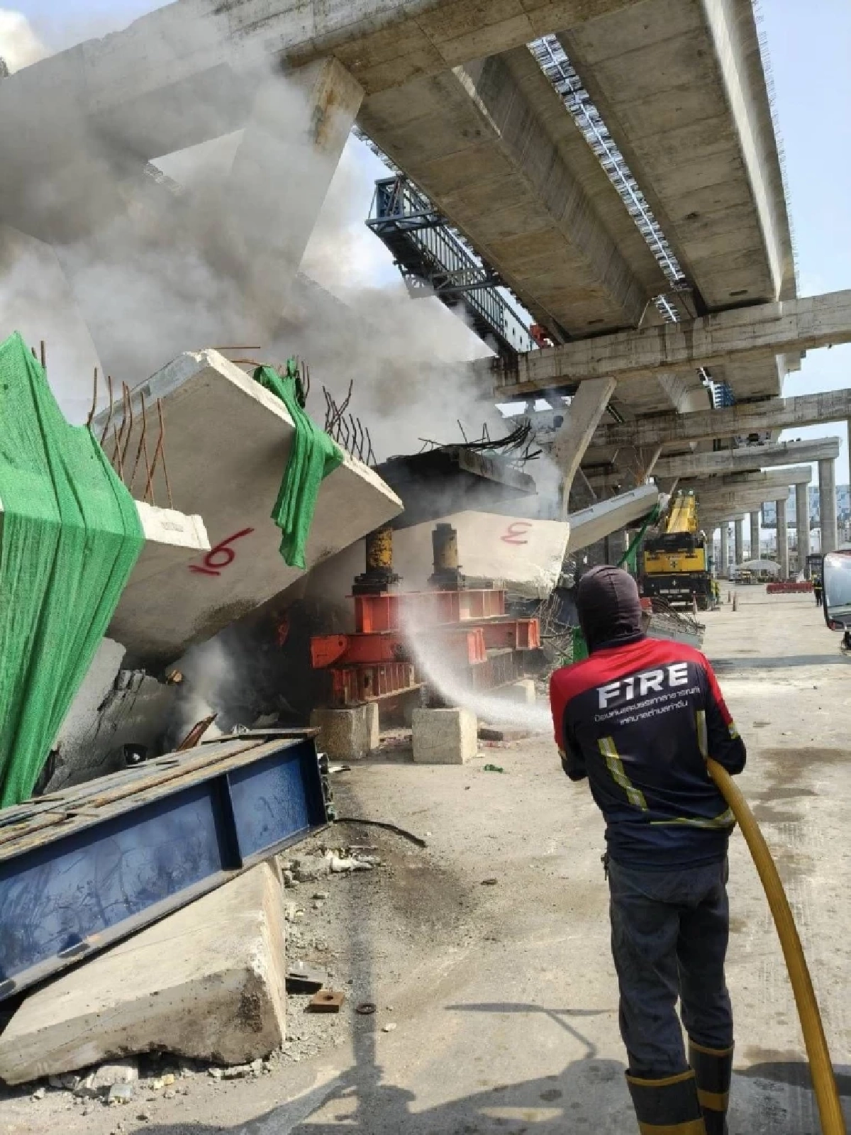 เอาอีกแล้ว! ไฟไหม้ไซต์งานพระราม 2 จุดเครนเพิ่งถล่ม เจ้าหน้าที่เร่งคุมเพลิง