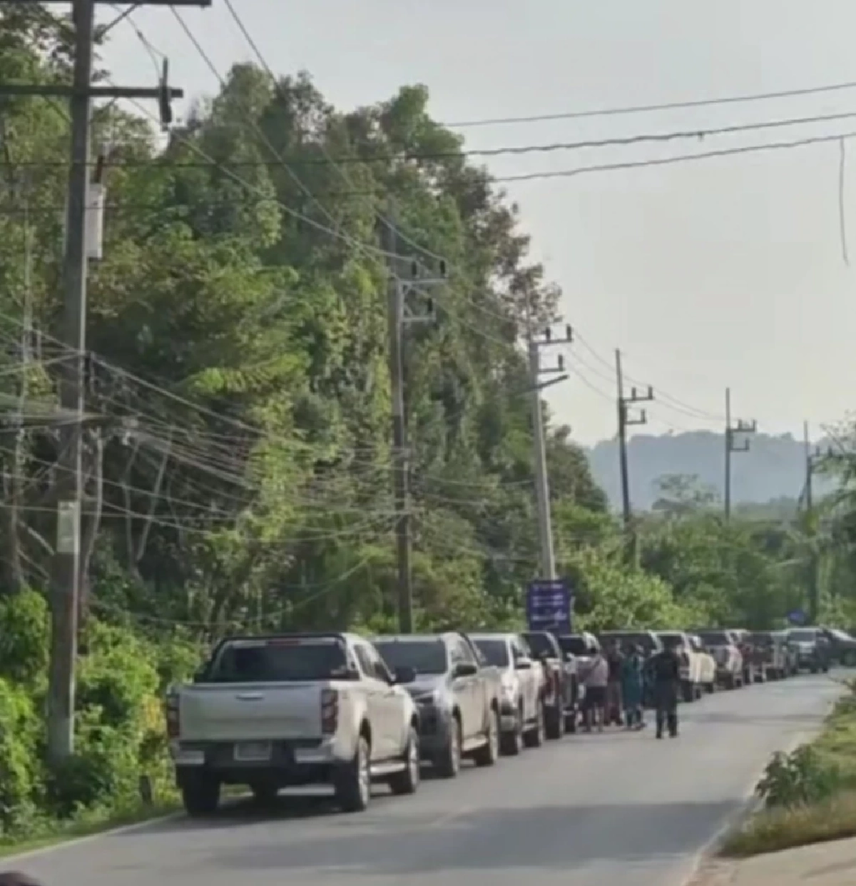 จนท.ปิดล้อมรังกลุ่มต้องสงสัยโจรใต้ คนร้ายเปิดฉากยิงสู้ เสียงปืนดังต่อเนื่องถึงเช้า