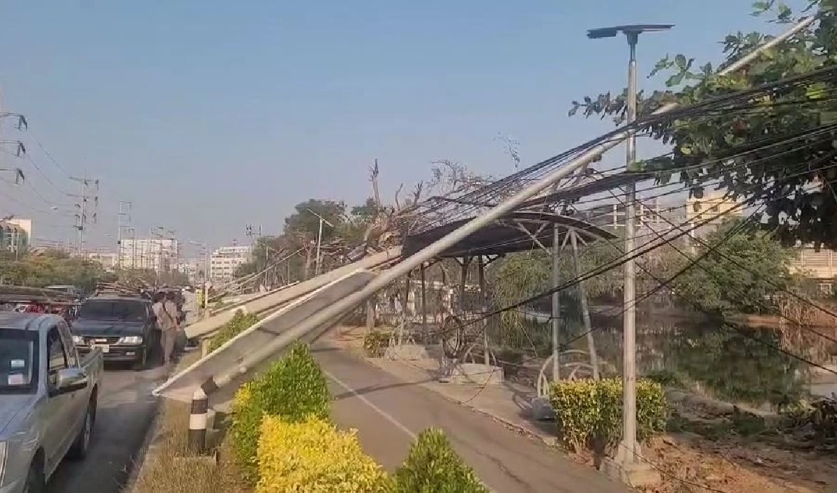 จนท. ประเมินความเสียหาย "เสาไฟล้มบางปู" ไม่ต่ำกว่า 10 ล้าน