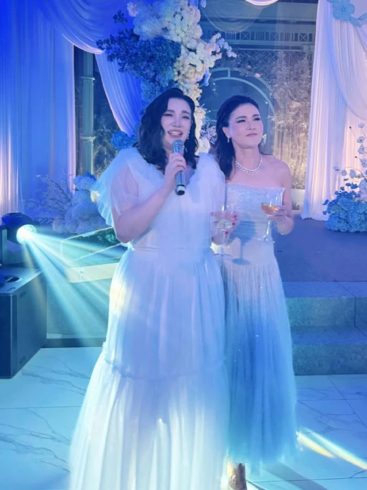 "สิเรียม" ยิ้มแก้มปริ "นนนี่" ลูกสาวสุดที่รักวิวาห์หนุ่มนอกวงการ ออร่าคุณแม่พุ่ง?