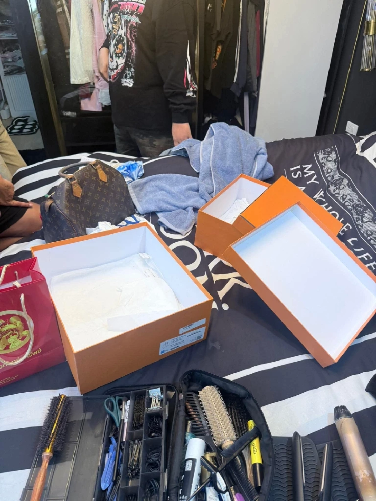 ตร. บุกรวบหนุ่มบาร์โฮสคาบ้าน "นารา เครปกระเทย" ย่องขโมยทรัพย์สิน