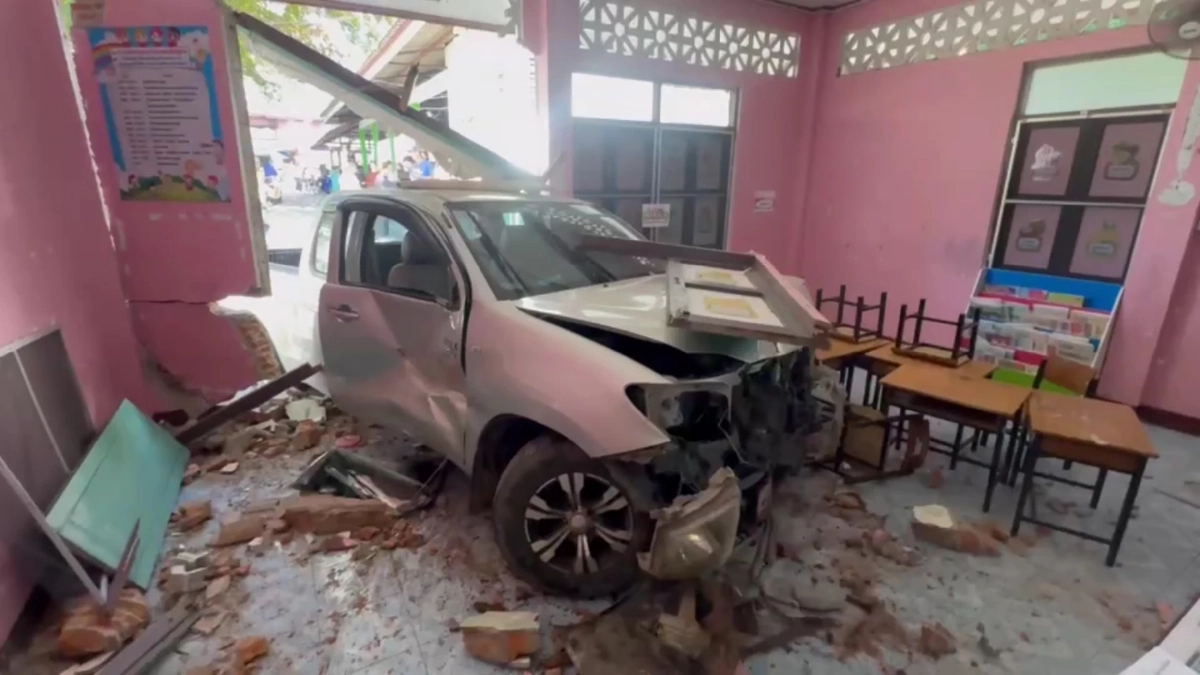 หวิดสลด! กระบะพุ่งทะลุ ห้องเรียนเด็กอนุบาล คนขับอ้างวูบ