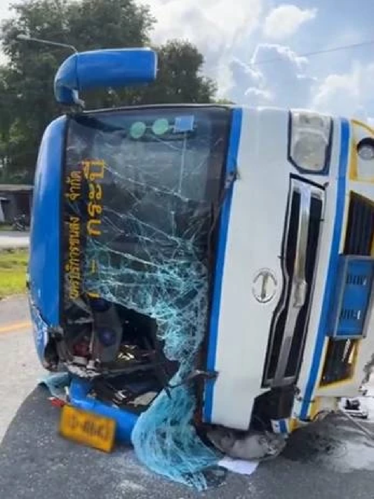 ระทึก! มินิบัส เสียหลักพลิกตะแคง คนขับ-ผู้โดยสาร บาดเจ็บรวม 12 ราย