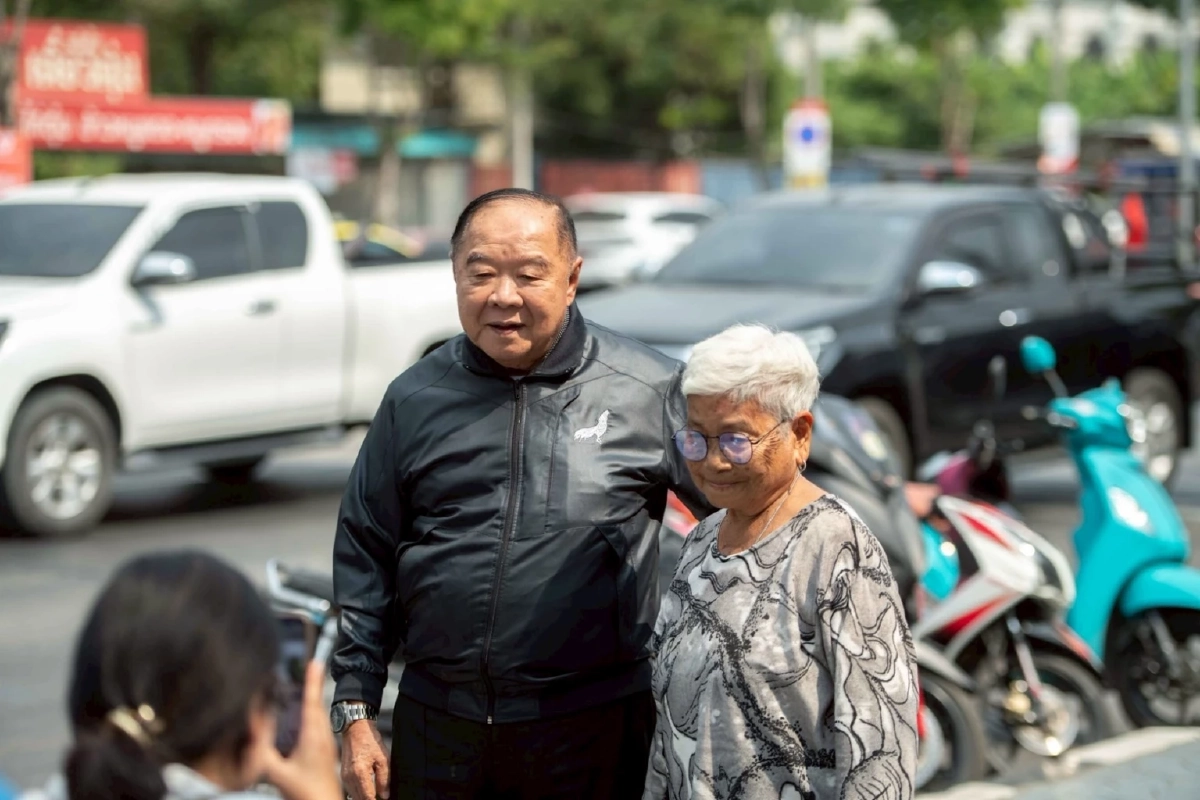 "บิ๊กป้อม" ย่องเงียบ! หม่ำก๋วยเตี๋ยวร้านดัง ปัด! ตอบการเมือง ลั่น! มาส่วนตัว