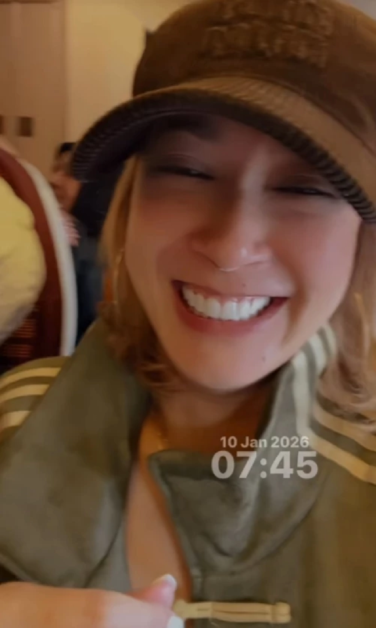 สนั่น! "เอมี่ กลิ่นประทุม" โพสต์คลิปเจอเสียงจากสวรรค์ ขณะนั่งเครื่องบิน