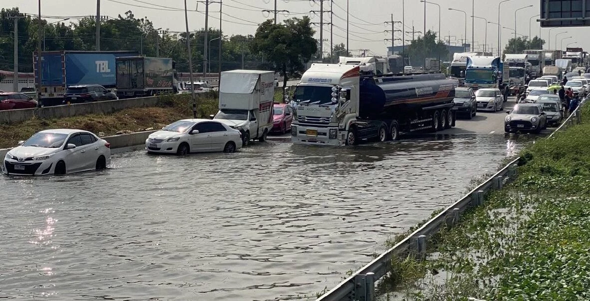 คอหวยตาดี! แห่ส่องเลขทะเบียนกระบะตกหลุมยักษ์ ‘พระราม 2’