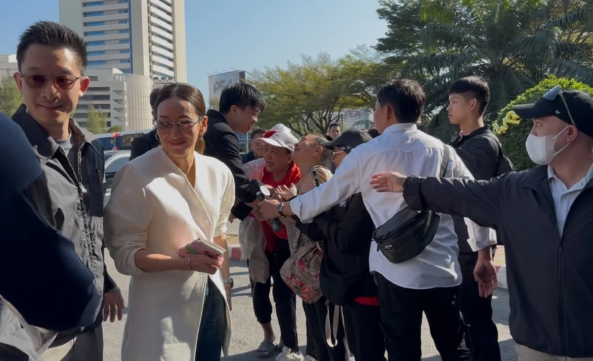 "น้องไปป์" หอบความคิดถึงจากยิ่งลักษณ์ เยี่ยม "ทักษิณ" เผยคุยเรื่องเรียนเป็นหลัก