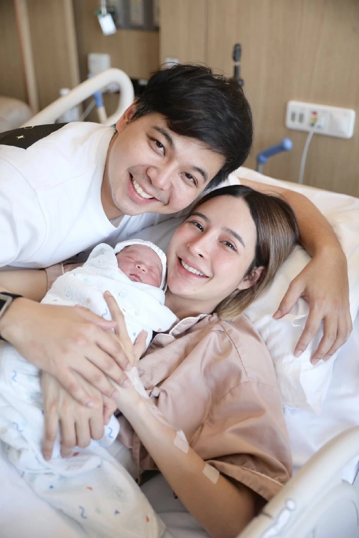 น่ารักมาก! "เม พรีมายา" คลอดลูกคนที่ 3 "น้องซารอส" ชัดเลยได้หน้าพ่อหรือแม่