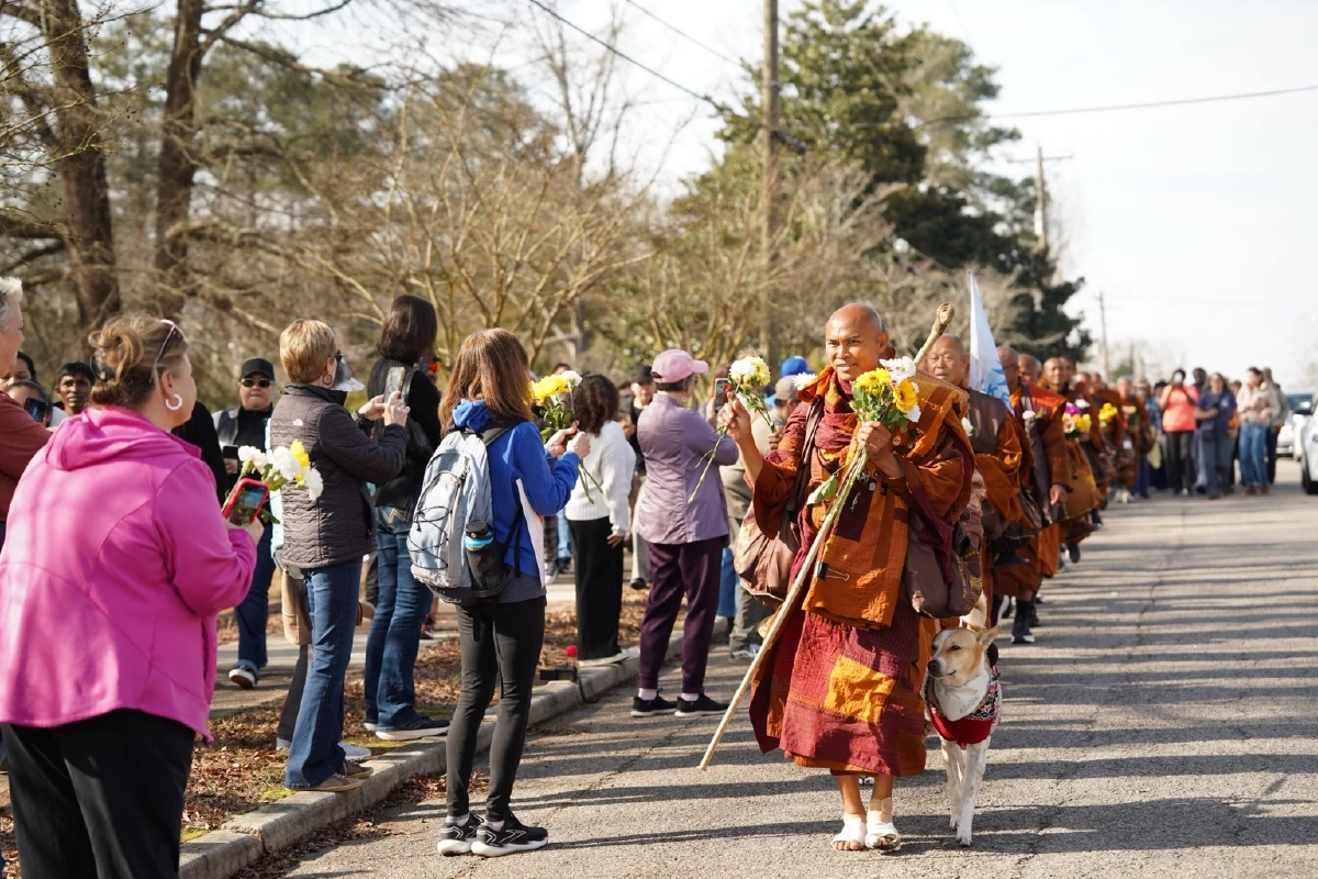 ไวรัลแห่งศรัทธา "Walk for Peace" คณะพระสงฆ์ ธุดงค์ 2,300 ไมล์ ทั่วอเมริกา