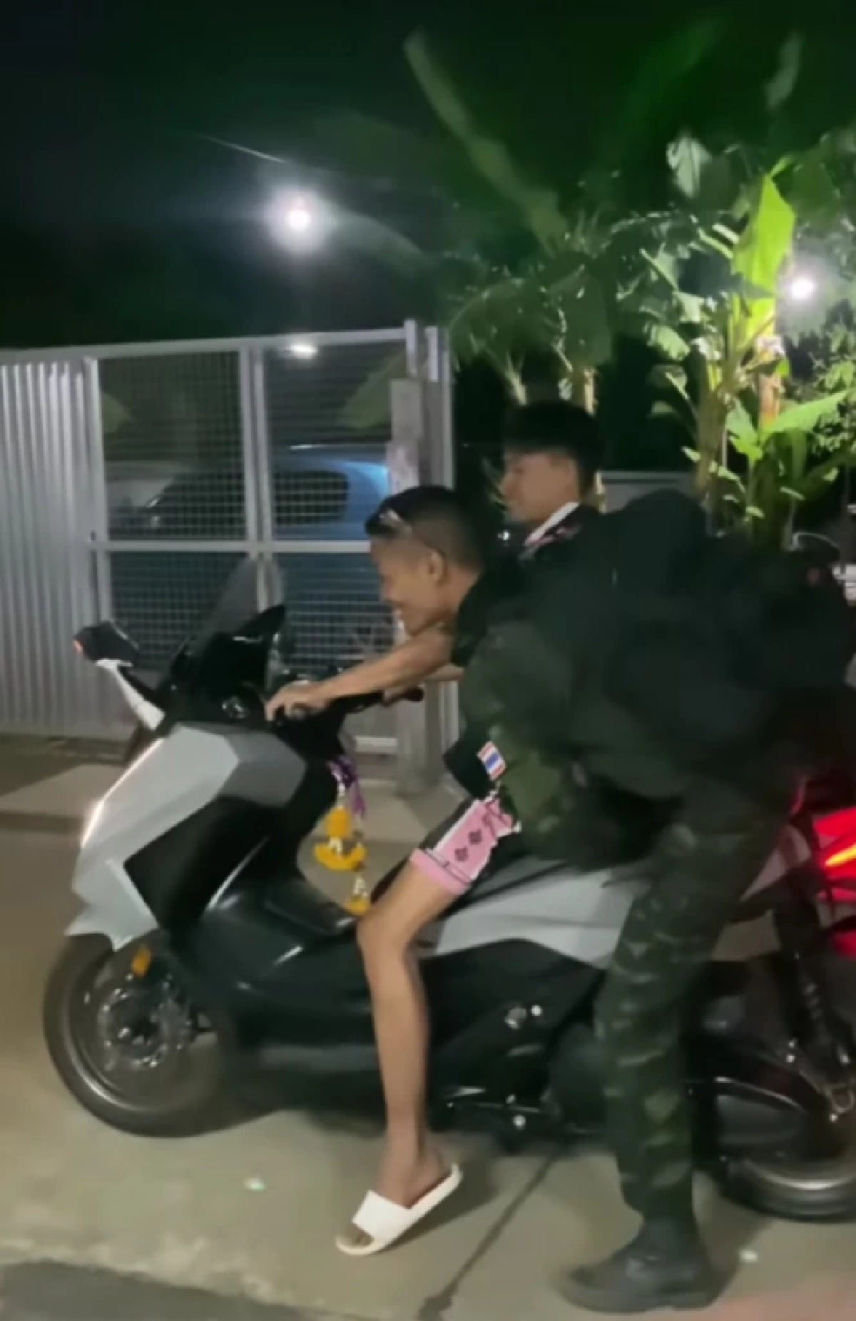 นายทหารหลอกแม่ว่าไปฝึก แต่ที่จริงไปรบอยู๋ชายแดน หวังให้ครอบครัวไม่กังวล