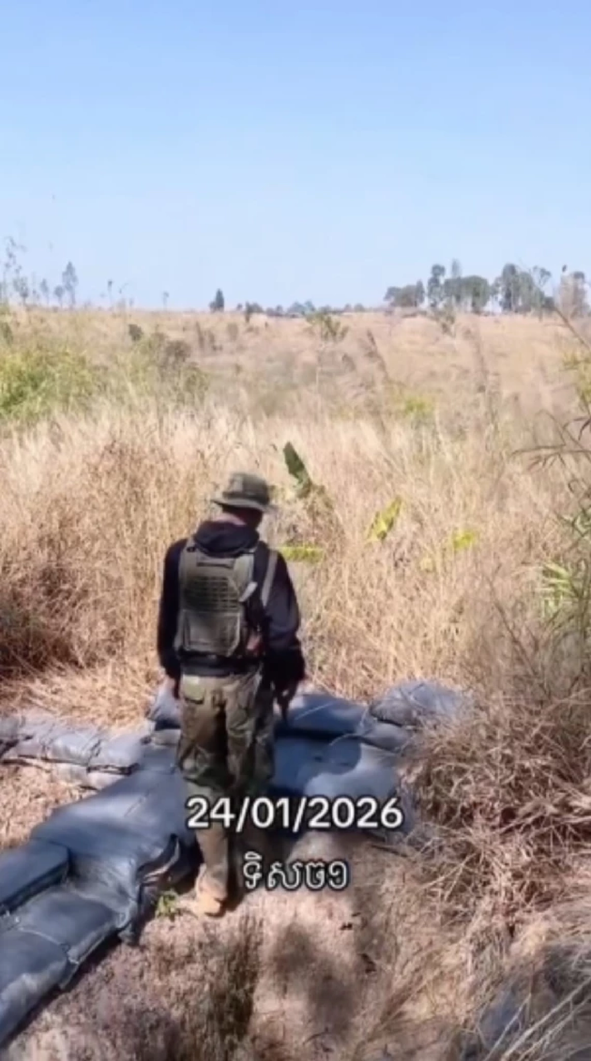 ทหารเขมรขนแบคโฮรุก "สันปันน้ำ" บ้านชำราก ขุดคูเลตกินแดนไทยชัดเจน