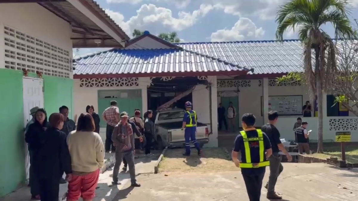 หวิดสลด! กระบะพุ่งทะลุ ห้องเรียนเด็กอนุบาล คนขับอ้างวูบ