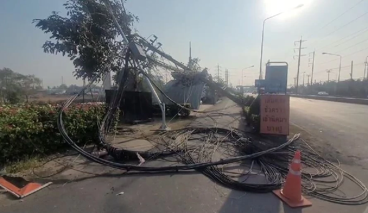 จนท. ประเมินความเสียหาย "เสาไฟล้มบางปู" ไม่ต่ำกว่า 10 ล้าน
