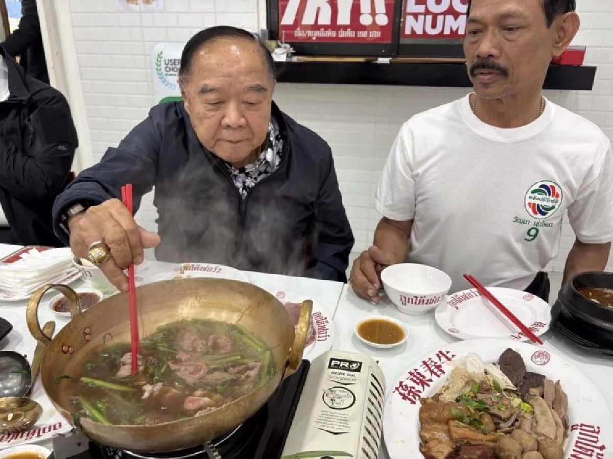 “ลุงป้อม” บุกชิมก๋วยเตี๋ยวเนื้อถึงร้าน “น็อต วรฤทธิ์” ไร้เงาดราม่าการเมือง