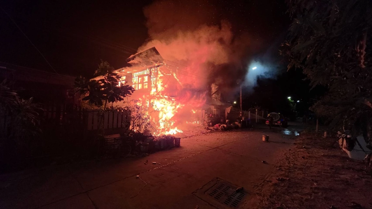 ไฟไหม้บ้านกลางดึก ยาย 78 ปี อุ้มสามีป่วยติดเตียง หนีรอดหวุดหวิด