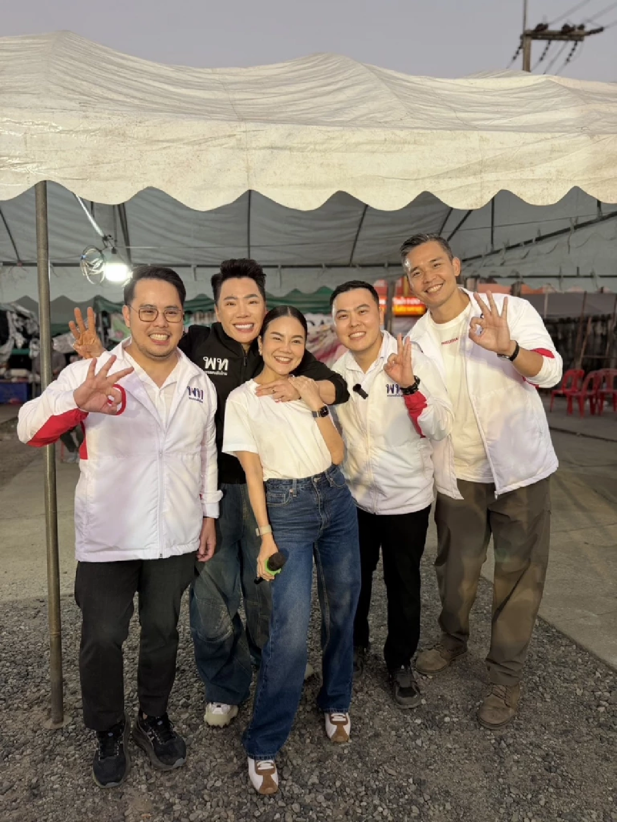 มดดำ- จุลพันธ์ - โอ๊ค พานทองแท้ นำทัพเชียร์ 'ปลัดโจ๊ะ' หวังปักธงเพื่อไทยที่แปดริ้ว