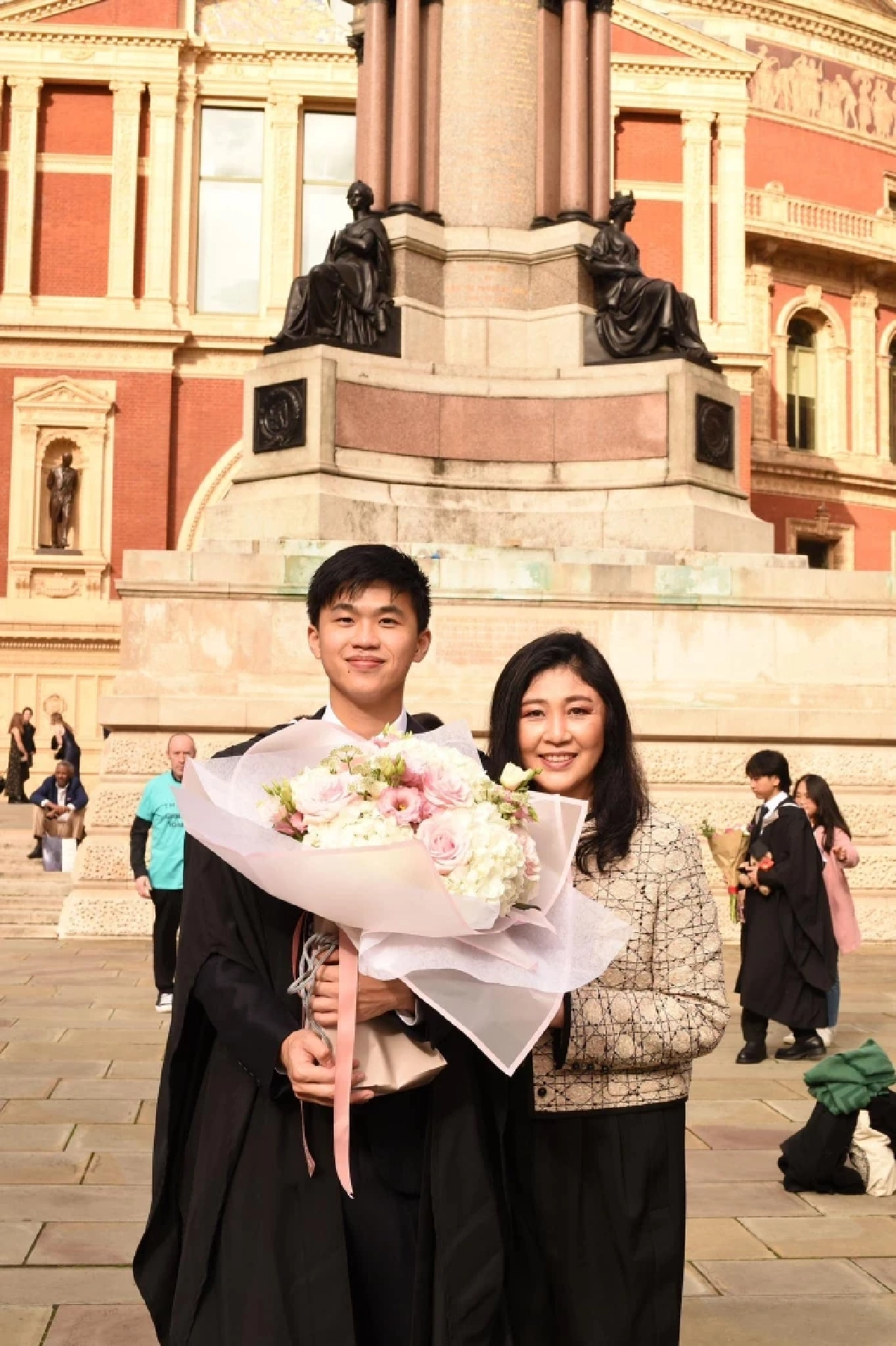 ประวัติ "น้องไปป์" หนุ่มหล่อโปรไฟล์ดี ลูกแม่ "ยิ่งลักษณ์" หลาน "ลุงทักษิณ"