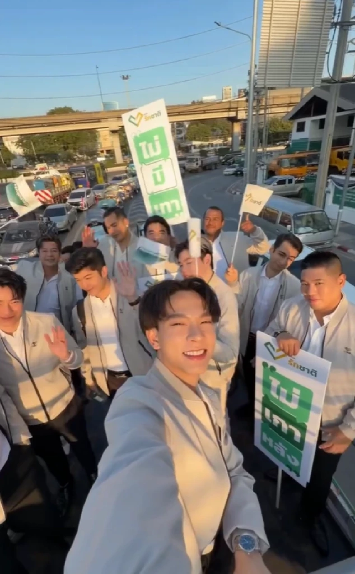 ประวัติ 'โฟล์ค ฐิติพัฒน์' คู่จิ้นดัง ผันตัวลงการเมือง เลือกตั้ง69 ฮือฮา