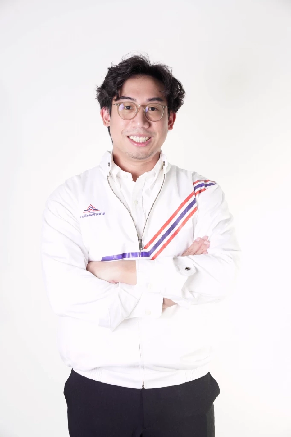 รู้จัก "ทอย สกลภัทร" รวมไทยสร้างชาติ ตามรอย "พีระพันธุ์"  สู้! ยิบตาเพื่อลดค่าไฟ-พลังงาน