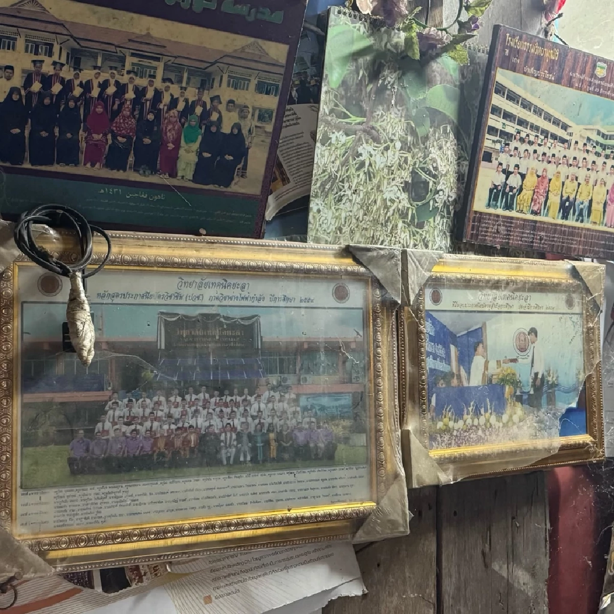 แม่หัวใจสลาย! จำลูกได้แค่เสื้อผ้า ร่างเละถูกเครนถล่มทับ คร่าชีวิต 3 หนุ่มชาวใต้