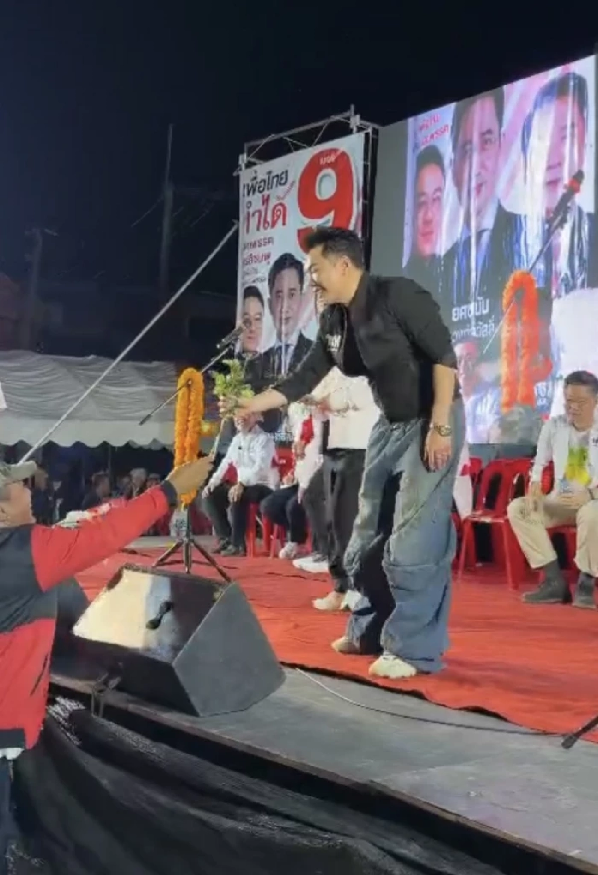 มดดำ- จุลพันธ์ - โอ๊ค พานทองแท้ นำทัพเชียร์ 'ปลัดโจ๊ะ' หวังปักธงเพื่อไทยที่แปดริ้ว